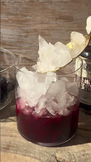 Create a refreshing botanical ritual with this Sparkling Elderberry Refresher!