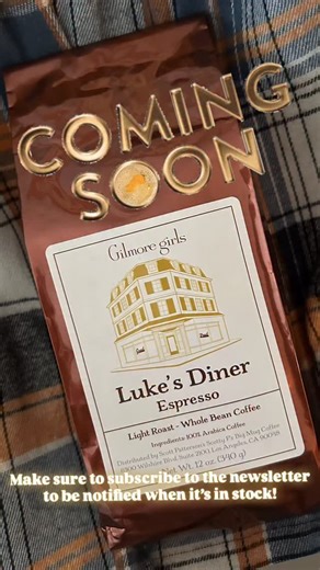 COMING SOON! LUKE’S DINER WHOLE BEAN ESPRESSO! ☕️ Lorelai knows that everything in life has something to do with coffee! This blend of beans from Peru, Ethiopia, Rwanda, and Vietnam, has a hint of cacao nibs and black cherry, topped off with a kiss of chardonnay and syrup! ☕️ Brought to you by Scott Patterson‘s Scotty P's Big Mug Coffee & Warner Bros. Tour Hollywood Gilmore Girls 🧢 Can be purchased at the @wbtourhollywood “Holidays Made Here” event & in their Burbank studio store! Subscribe to 