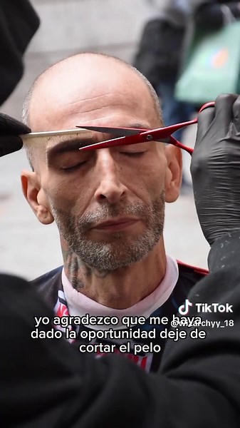 Dios no duerme. Cada día que pasa, lo que hago me gusta más, porque me permite conocer personas con un gran corazón ❤️. Le doy gracias a Dios cada día por regalarme este don y por permitirme usarlo para hacer feliz a alguien, aunque sea con un corte de pelo totalmente gratis 💈✨. Esta persona me comentó que estaba durmiendo en un portal, y escuchar eso me dolió mucho. Cada persona tiene una historia. Algunas personas quieren contarla y otras no, y eso se respeta. Cuando alguien me da el privileg