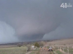 KANSAS TWISTER: Incredible video shows a large tornado north of Salina last night. The threat of severe weather continues today. https://goo.gl/81Kfr8 | KAKE News