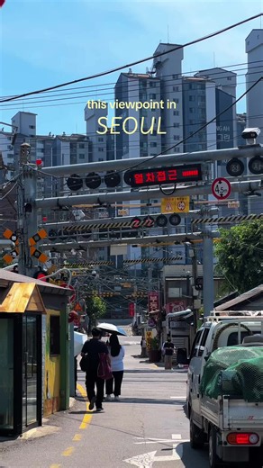located in Yongsan, it’s called the Baekbin Crossing - found it by mistake, as i was walking around the neighborhood - so magical ✨ #seoul #southkorea #visitseoul #viewpoint