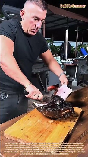 La précision du découpage : trancher un gigot d'agneau rôti et carbonisé