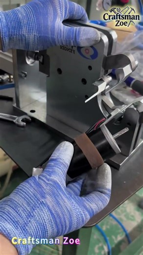 Expand the rubber band with an expander and place it on the motor