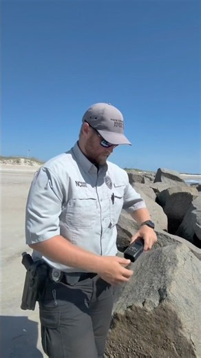 North Carolina 🇺🇸 Game Warden 👮‍♂️ checking fishing licenses at the surf 🏖️#northcarolinafishing