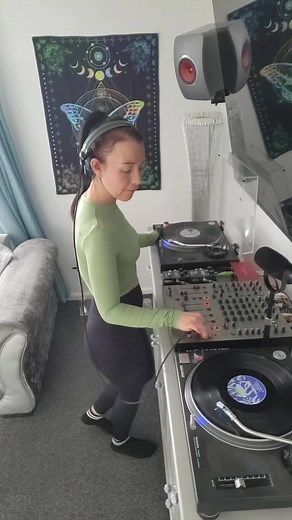 Exploring the Art of Vinyl DJing with LauraLoo