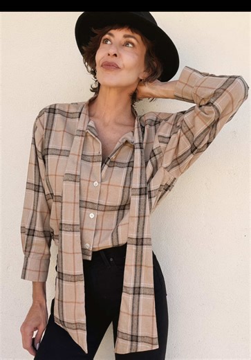NEW IN‼️ Cuatro nuevos estampados para la Luisa Blouse. Con el largo justo para q quede bien por fuera y por dentro (manías mías!) y una lazada que puedes anudar o no, up to you! Ya están todas subidas a la tienda online NAMNALA.ES🦩 #LimitedEdition #ExclusiveStyle #FashionLimitedEdition #LimitedEditionDrop #LimitedEditionClothing