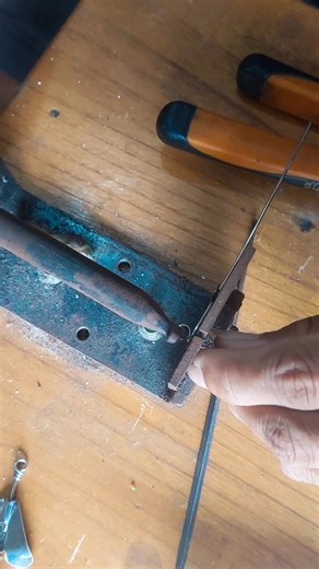 Papah Radja on Instagram: "Twist 1.2mm stainless steel wire using a wire twisting tool #wirerwisting"
