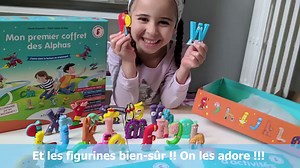 Apprendre à lire en s'amusant et de façon intuitive ! 😃😃😃 C'est la méthode des Alphas ! 👍 Vous connaissez ? 😊 C'est un coffret de lecture et pourtant c'est le cadeau qui a fait le plus plaisir à ma Mini ! Elle a sauté de joie le jour où elle a découvert ces figurines trop mignonnes et rigolotes ! 😍 Pour rappeler un peu le principe, la méthode de lecture Les Alphas a été inventée par une dame extraordinaire, Claude Huguenin, qui travaille depuis plus de 30 ans avec des enfants rencontrant d
