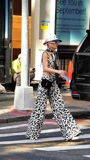 STREET FASHION SNAPS | Street Fashion from 🌏 on Instagram: "When in New York | Style Check: ✅ #NYCSpotted Caught the city’s best looks in motion. Bold, effortless, NYC. 📍SoHo. #NYCStyle #CityLooks #SpottedInNYC #FashionInspo"