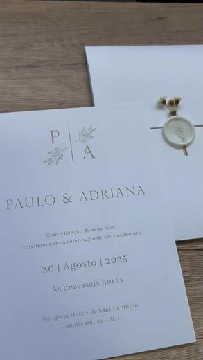 Convite de casamento personalizado com flores no envelope, classico e moderno