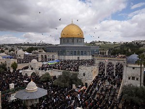 Who are the Jewish groups who enter Jerusalem’s Al-Aqsa compound?