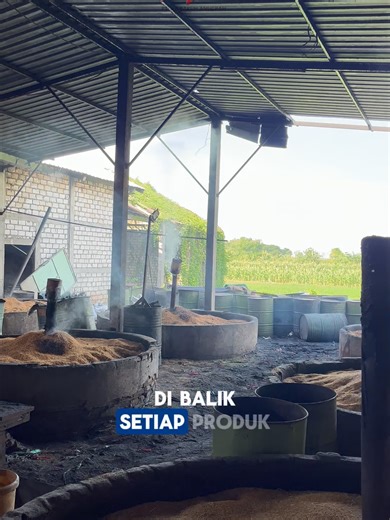 Mereka mungkin tak terlihat di layar, tapi merekalah alasan semua ini berjalan. Karena kualitas sejati lahir dari tangan yang bekerja dengan hati. #AjiBakuhAnugrah #WorkCulture #SekamPadi #Sustainability #GreenIndustry