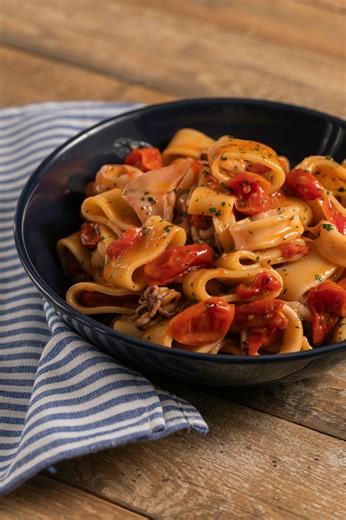 Calamarata =tutto il sapore di mare in un solo boccone!❤️🍝 Non potete non provarla😋 Trovate il testo ricetta qui 👉 https://ricette.giallozafferano.it/Calamarata.html | Giallozafferano
