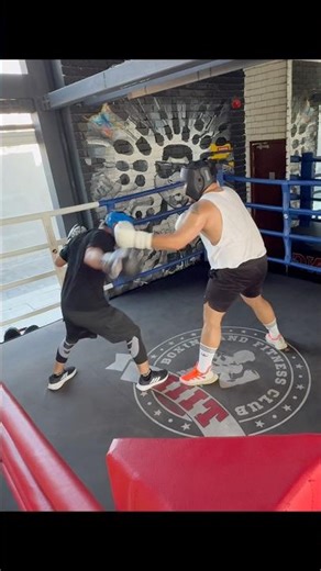 Using high guard to pressure forward and gain control 🥊🎯🥵💥