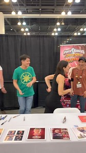 Bộ ba diễn viên Adam Tuominen (Hunter, Crimson Thunder Ranger), Jorgito Vargas Jr (Blake, Navy Thunder Ranger) và Jason Chan (Cam, Green Samurai Ranger) tái hiện lại tư thế biến thân trong Power Rangers Ninja Storm. 21 năm trôi qua mà mọi người vẫn gắn bó với nhau thế này là các fan vui lắm rồi. -Quạc- | Hội phát cuồng vì Siêu Nhân