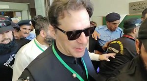 495K views · 10K reactions | چیئرمین پی ٹی آئی عمران خان کے گارڈز اور صحافی حیدر شیرازی کی لڑائی | PK News | Facebook