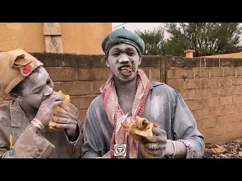 Le Fou Woroli et son fils Khassa le manoeuvre avec Maini le vendeuse