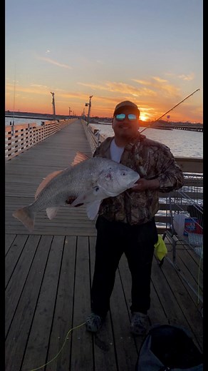 awesome day that day! be ready for this year for some more action especially during summer for sharks!!🔥 #fyp #fypシ #drumfishing #redfish #bullred #fishingchallenge #texas #saltwater #customrods #gvccustomrods #avets #pierfishing #southtexascoastalangler