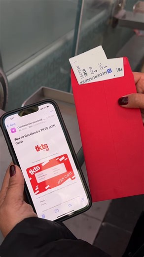 Give the gift of theatre with a TKTS eGift Card! They never expire and work like cash at our TKTS Discount Booths in Times Square and Lincoln Center, so recipients can decide which shows to see and when to go! https://www.tdf.org/discount-ticket-programs/tkts-by-tdf/tkts-egift-cards/ 🎭 | TKTS by TDF