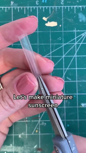 I love learning from other creators ❤️ Go check out @tinydoll.house for her genius and realistic diy miniature tricks like this one! @bananaboatus #dollhouse #dollhousediy #miniatures #diy #crafty #diyminiatures #tutorial #processvideo #tinythings #beachyvibes #fyp #foryoupage
