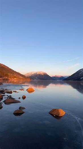 Kjenner du den følelsen… søndag kveld. Kanskje med en klump i magen. Allerede sliten før uken har startet? Du er ikke lat. Du er ikke utakknemlig. Du er bare lei av å bruke mesteparten av livet ditt på jobben, og nesten ingen tid på deg selv. Det er ikke “feil” å ha en vanlig jobb. Men det er lov å innrømme at du vil ha: – mer tid – mer frihet – mindre stress – og en hverdag du faktisk gleder deg til Problemet er ikke jobben din. Problemet er at du har byttet bort all tiden din for trygghet. Og 