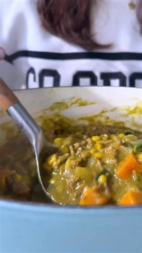 The NFL season is here, which means it’s time to whip up your favorite game day comfort foods. We’re talking about wings, dips, grilled favorites and maybe even a pot of chili beloved by Kansas City Chiefs Patrick Mahomes. Tap the link in the comments to get the star quarterback’s recipe. 🏈 | EatingWell