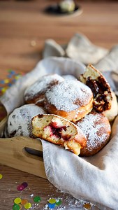 Beignets ultra moelleux au four de @fitspau 🤭 Un MAX de gourmandise avec cette recette ! 🔥 Qui va craquer ? 👀 Ingrédients (pour une dizaine) : 125ml de lait tiède 1 sachet de levure boulangère sèche (7g) 50g de sucre 1 sachet de sucre vanillé 1 œuf 340g de farine 1 pincée de sel 20g de margarine #beignet #sansfriture #gourmandise #recettesaine #moelleux #recette | Marmiton