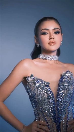 DPIDAMU on Instagram: "BOOM DUARR💥💥💥 Larasmukti Born from the serenity of the mountains at dawn, Larasmukti radiates a beauty shaped by coolness and sincerity. Inspired by frost flowers blooming amid the morning mist, this collection brings forth luxury in silence where every crystal and pearl is hand-sewn, mirroring the gentle shimmer of light dancing upon dew. Its silhouette is graceful and multidimensional, blending lace details with rhythmic embellishments that flow l