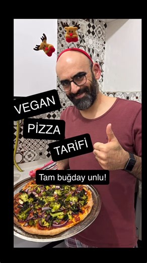Kıvanç Kılınç on Instagram: "Yılbaşı günü yaptığım tam buğday unlu vegan pizzanın tarifi. Baskılar yıldırdı, dış ses ekledim. Deneyecek olan varsa şimdiden afiyet olsun. Ispanakları muhakkak kurulayıp ekleyin, su bırakır. Brokoliyi de eklemeden önce buharda yahut tavada yumuşatın. Bir de alışık değilseniz tam buğday unundan beyaz un performansı beklemeyin, üzülürsünüz 🥲 #vegan #pizza"