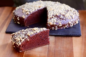 This week’s recipe: Chocolat Cake !!! So easy to make. Moist, light and…vegan. Here is your weekend baking project. Enjoy! Sign up to receive free weekly emails with new recipes www.thebuddhistchef.com/newsletter/ Ingredients: 3 cups flour (430g) 1 1/2 cup sugar (280g) 1 teaspoon of salt 2 teaspoons baking soda 1/4 cup cocoa (30g) 1 cup vegetable oil (250ml) 1 1/2 cup soy milk (375ml) 1/4 cup vinegar (60ml) Icing: 2 tablespoons coconut oil 1/2 tsp of vanilla extract 2 cups icing sugar (230g) 1/4