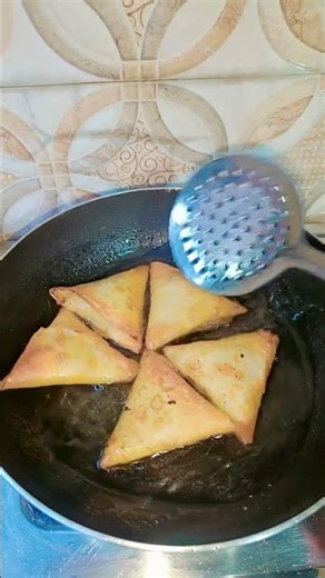 khova meetha samosa 😋 mashallah 1no bna tha #youtubeshorts #subscribe