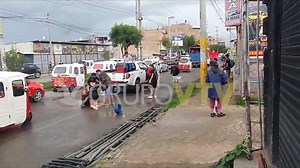 19K views · 352 reactions | PAREJA CAE DE AUTO EN MOVIMIENTO POR JUGAR CARNAVALES EN CAJAMARCA Nos llegan estas imágenes que registraron el instante en que una pareja de jóvenes cayó del remolque de un vehículo en movimiento tras arrojar agua a otros jóvenes. Los hechos sucedieron en la provincia de Cajamarca, en donde, por estas fechas, se celebran los tradicionales carnavales. | AndinaRadio - Chota | Facebook
