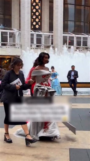 La supermodelo Iman, de 70 años y viuda de David Bowie, hizo una rara aparición en la alfombra roja de la Gala del American Ballet Theatre. Desde la muerte de su esposo y leyenda de la música en 2016, tras una batalla contra el cáncer de hígado, sus apariciones públicas se han vuelto escasas. La pareja se conoció en una cita a ciegas en 1990; sin embargo, en una reciente entrevista, la modelo confesó que estuvieron a punto de cruzarse varias veces antes de su primer encuentro oficial. Ante la pr