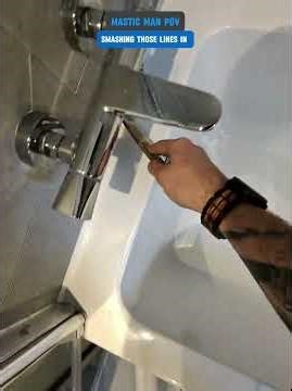 Smashing those lines on your nans new bath tub #oddlysatisfying #masticman #sealantapplication