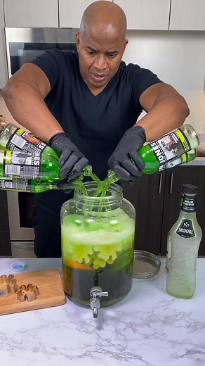 2.7M views · 22K reactions | St. Patrick's Day Jungle Juice ☘️ | Tipsy Bartender | Facebook