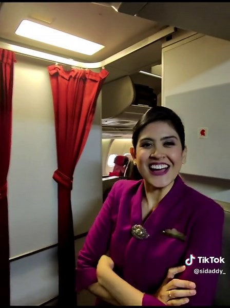 sidaddy_ (@sidaddy_) - Makan sambil kerja apa kerja sambil makan 😋.. #pilot #garudaindonesia #flywithme #pilotlifestyle #fypシ゚ #aviation #airbusa330 #cokpitview #metaview #raybenmeta #makan #terbang #fyp