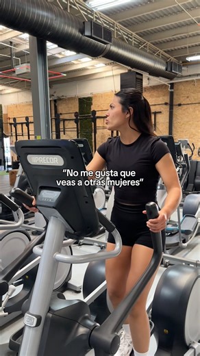 2. "No me gusta que veas a otras mujeres" �