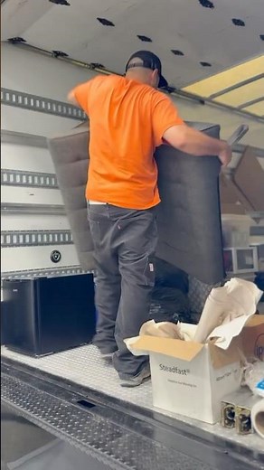 How to Move College Furniture From Storage to Dorm