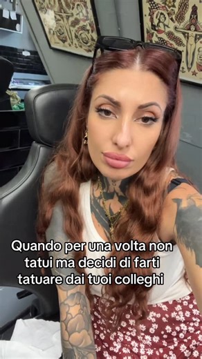 DEBORAH LETTERINI TATTOO 🦂 on Instagram: "Sono uscita con una gamba blu 🖌️ #reelsitalia #explorepage #tattoolife #tattoosofinstagram #tattoogirl #tattoolovers #MilanoTattoo #VitaDaTatuatrice #InkedInMilan #tattooitalia #ironink"