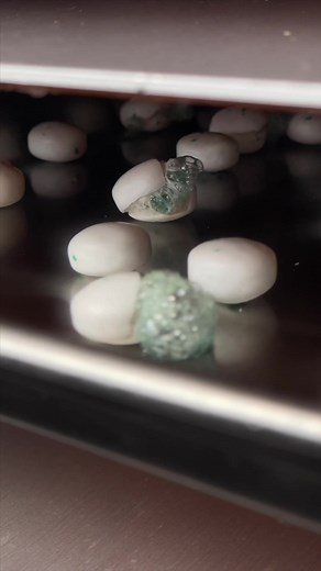 Fun Gum Hacks to Try for a Satisfying ASMR Experience