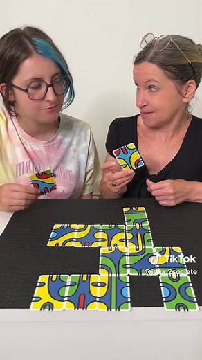 Joue avec nous à Color Addict Puzzle. #jeuxdesociete #jeudecartes #soireejeux #jeuxenfamille #gamenight #boardgames