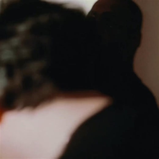 Did you know that Amy's hit 'In My Bed' was sampled from Nas' 'Made You Look'? Amy's producer Salaam Remi had worked with Nas in 2002 and had kept the sample in the drum machine from his album 'God’s Son'. As Amy was recording 'In My Bed' for her first album 'Frank', he looped the beats into the recording and it worked like a match made in heaven. "It was just crazy the way that worked and we kept it in because it felt so right." - Amy 🖤 | Amy Winehouse