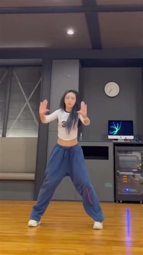She got powerful moves like lisa🔥🔥🔥lisa money dance cover