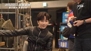 12怪盜 We 12 現正上映 ------------------------------------------------------------------------- 在這個尋常得有點不尋常的世界，有一個地下組織名叫「怪盜公會」，組織內有12個天才怪盜各自身懷絕技 —— 怪盜Ian擅長策劃、怪盜KT精通催眠、怪盜Stanley擅於竊聽、怪盜A.Lo身手靈活、怪盜Edan游繩技術一流、怪盜Jer可以瞬間變裝、怪盜Tiger懂得遠距離讀唇、怪盜Alton是世界級駭客、怪盜AK掌握動物傳心術、怪盜Lokman熟悉解鎖技術、怪盜Frankie第六感最強，而怪盜Jeremy則天生擁有超級記憶力，閱讀大量資料也能過目不忘。他們是怪盜公會中的明星級成員。 一天接到Boss指示，12怪盜於總部集合，奉命完成一宗將會影響全地球的重要個案。此時最大考驗就是12怪盜數年來聚少離多，各有各忙，所以默契欠奉，面對波士甚為重視的個案，12人久別之後再度合作，既要重新燃起團魂，又要面對公會頭號大敵保安經理Johnny的阻攔，任務殊不輕易！ ★演員：王智德、江𤒹生、盧瀚霆、呂爵安、陳瑞輝、陳卓賢、柳應廷