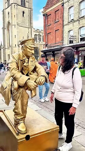 When my audience want to find out my little secrets🤣. #londonlevitatinggoldman #valentinethestatue
