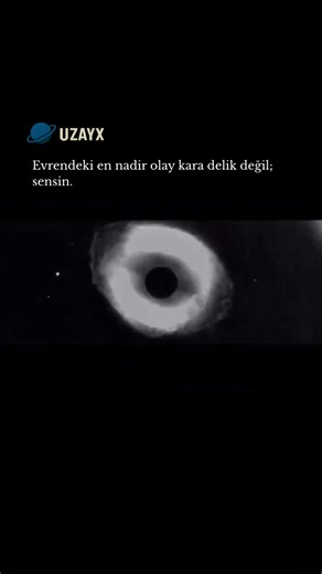 Evren yaklaşık 13.8 milyar yaşında ve içinde yüz milyarlarca galaksi var. Her galakside milyarlarca yıldız ve sayısız gezegen bulunuyor. Ama bugüne kadar yapılan araştırmalarda, bilinçli ve gelişmiş yaşamın kesin olarak bulunduğu tek yer Earth oldu. İnsanlık; düşünme, keşfetme ve evreni anlamaya çalışma yeteneğiyle gerçekten çok nadir bir yaşam formu olabilir. Belki de bu devasa evrende kendini sorgulayabilen tek türüz. Evrenin büyüklüğü içinde küçük olabiliriz… ama varlığımız gerçekten olağanüs