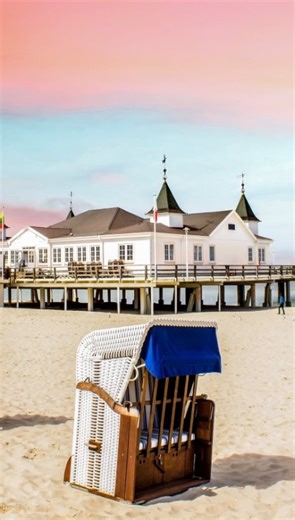Kurzurlaub.de on Instagram: "✨ Dein Luxus-Traum an der Ostsee wartet auf dich! 🌊 Verbringe stilvolle Wohlfühltage im SEETELHOTEL Ahlbecker Hof und tauche ein in eine Welt aus kaiserlicher Eleganz, Ruhe und exklusivem Komfort.💆‍♀️ ❣️ Edle Zimmer & Suiten, ein elegantes Kaminzimmer, der Blaue Salon sowie ein Gourmet-Restaurant mit traumhaftem Meerblick sorgen für genussvolle Momente – fast wie zu Kaisers Zeiten ✨ 🌅 Das Hotel begeistert mit seiner einmaligen Lage direkt an der Promenade von Ahlb