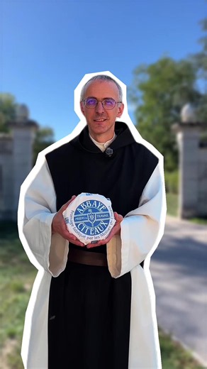 🇫🇷 Le fromage de Cîteaux est fabriqué au cœur de l’abbaye de Cîteaux, en Bourgogne, par les moines de la communauté. Fondée en 1098, l’abbaye est le berceau de l’ordre cistercien. Depuis 1925, les moines y fabriquent leur propre fromage, à partir du lait des vaches montbéliardes élevées sur les terres de l’abbaye. Je suis partie à la rencontre de frère Benoît, moine à Cîteaux depuis 21 ans, qui m’a ouvert les portes de ce savoir-faire et m’a raconté la place qu’occupe ce travail dans la vie mo