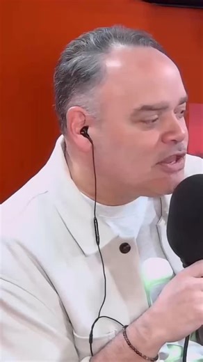 Brooklyn Beckham ha roto el silencio sobre su familia en un comunicado en Instagram, donde acusa a sus padres, David y Victoria Beckham, de manipulación y control excesivo 😳🫠 Ahora puedes ver lo mejor de La Bodega de la Mañana por @LaMusica App 📲 y nuestro canal de YouTube: AMOR931FM | 93.1 Amor