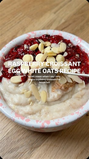 Sarah Mackay on Instagram: "RASPBERRY AND WHITE CHOCOLATE CROISSANT EGG WHITE OATS RECIPE 🍓🥐✨ more recipes like this on my Patreon!! (free in bio!) ingredients: 30g rolled oats pinch of salt 300ml boiling water brought to the boil, then covered and cooked on low-medium for 20 ish minutes 200g egg whites (added on low heat until frothy, then cranked up to medium for 1-2 minutes until froth it gone) dropper of stevia (or sweetener of choice, add one teaspoon and work your way up) 0.5g almond ext